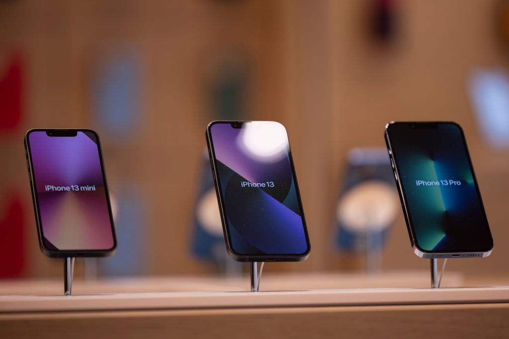 Celulares iPhone en tienda (Getty Images)