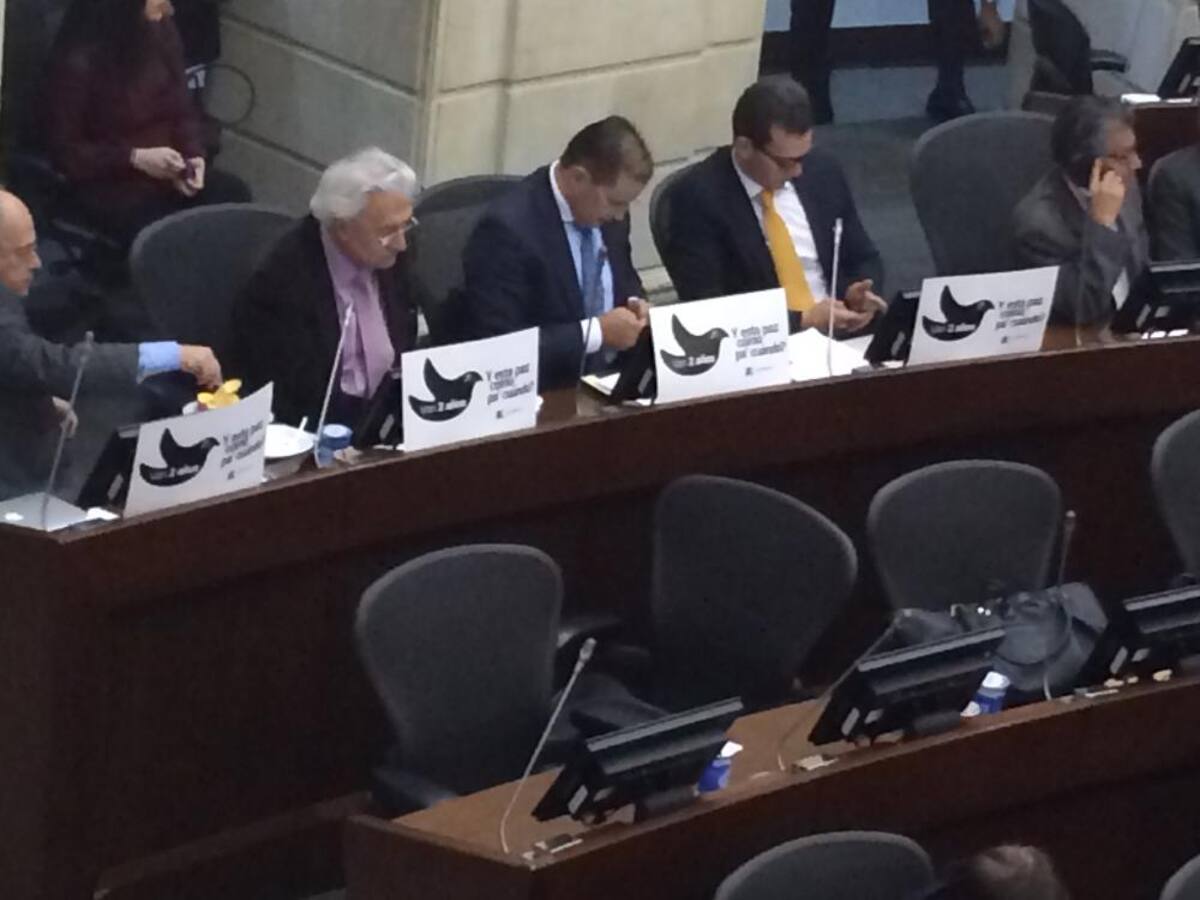 El 2 de septiembre de 2014, en la plenaria del Senado, los congresistas afirmaron con carteles en sus curules que "Van 657 días" del proceso de paz y cuestionaron con una paloma negra la supuesta demora en la firma de un acuerdo entre el gobierno de Santos y las Farc.