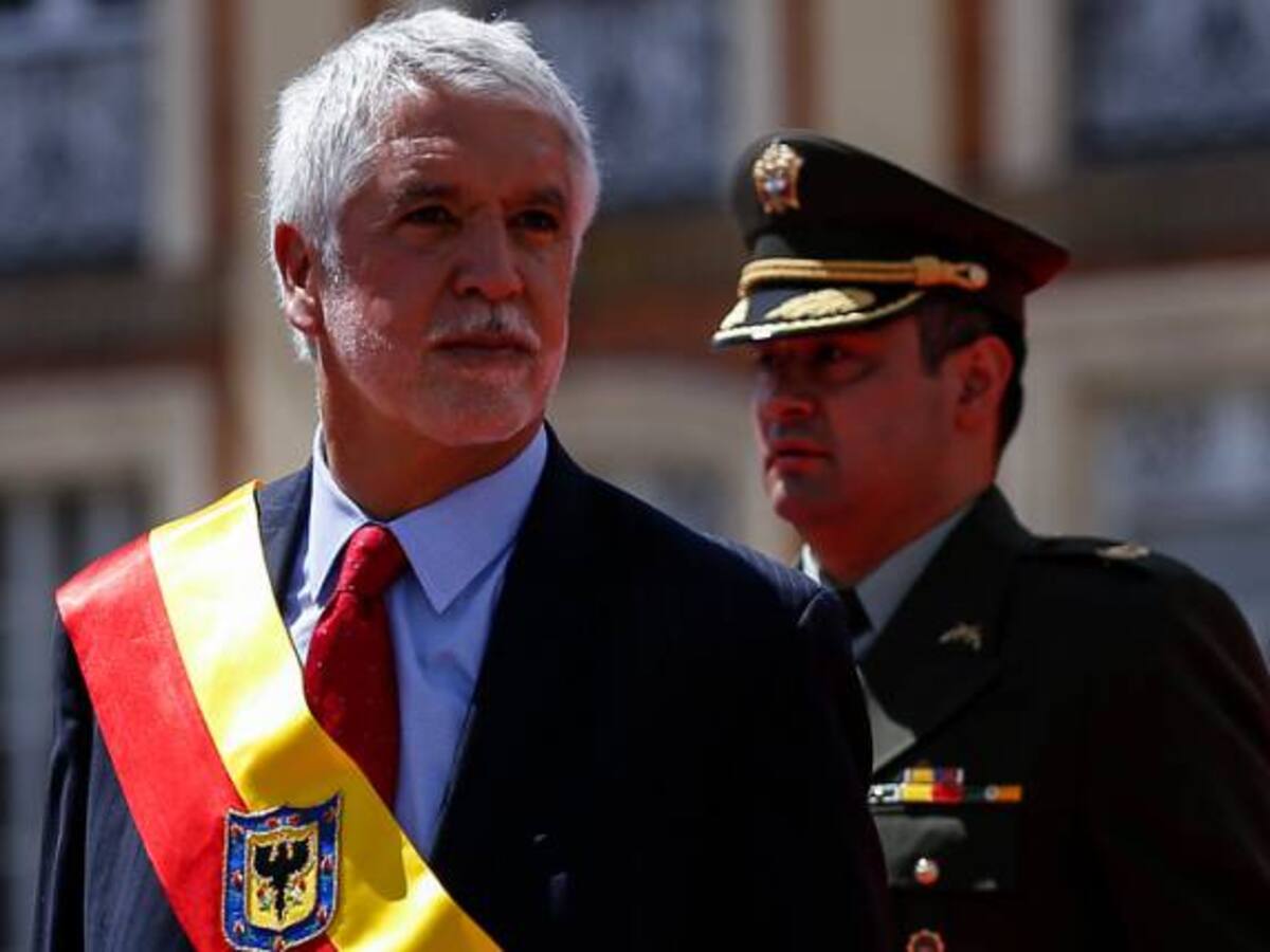 "Son unos juguetes muy lindos los tranvías, son carísimos, hacen menos que los buses y cuestan más": Peñalosa