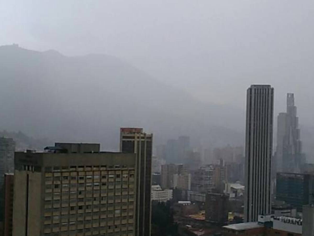 Una estructura colapsada, vías y viviendas inundadas por lluvias en Bogotá