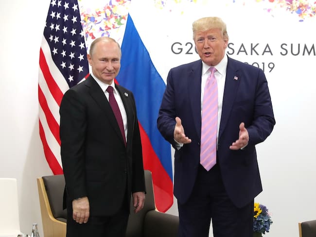 El presidente estadounidense, Donald Trump (d), se reúne con el presidente ruso, Vladímir Putin (i), en el primer día de la cumbre del G20 en Osaka, Japón, el 28 de junio de 2019. (Foto de la oficina de prensa del Kremlin / Handout/Anadolu Agency/Getty Images)