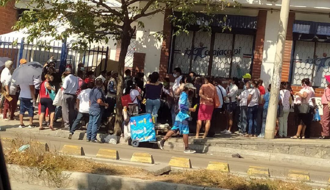 decenas de personas intentan tramitar medicamentos y órdenes, sin ningún control