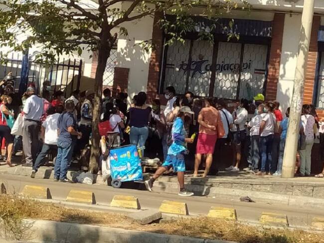 decenas de personas intentan tramitar medicamentos y órdenes, sin ningún control