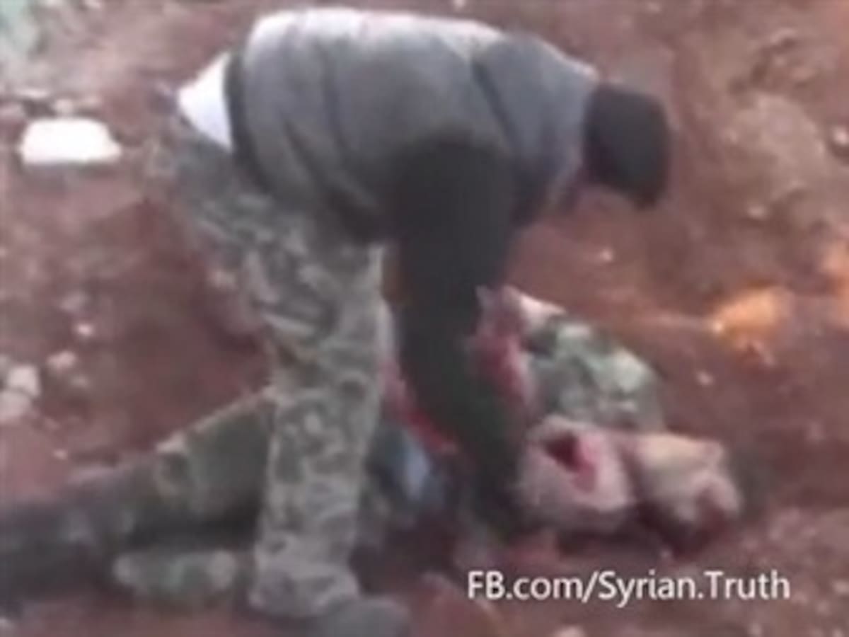 Condena internacional por video de rebelde que profana un cadáver en Siria