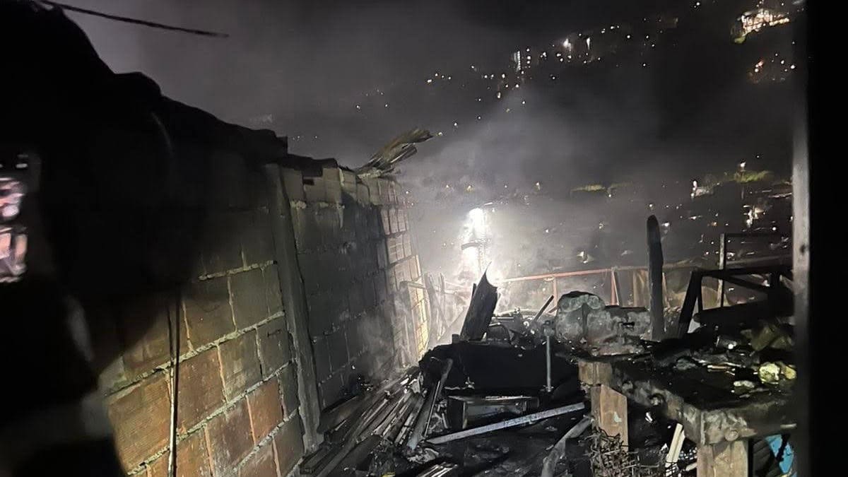 Incendio dejó un muerto y cuatro viviendas destruidas en el barrio Olaya Herrera de Medellín