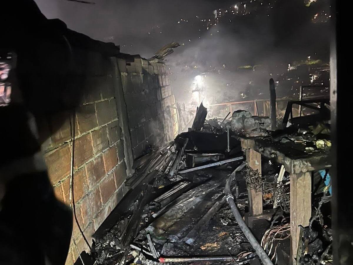 Incendio dejó un muerto y cuatro viviendas destruidas en el barrio Olaya Herrera de Medellín