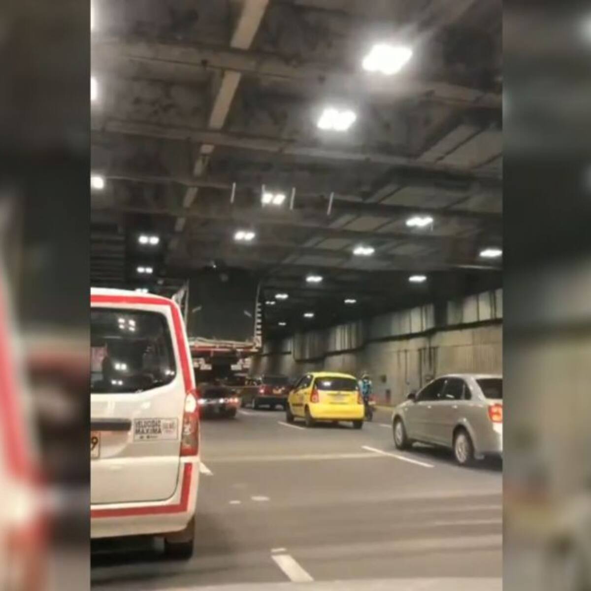 Grúa se atasca en el túnel mundialista al llevar un camión en su planchón