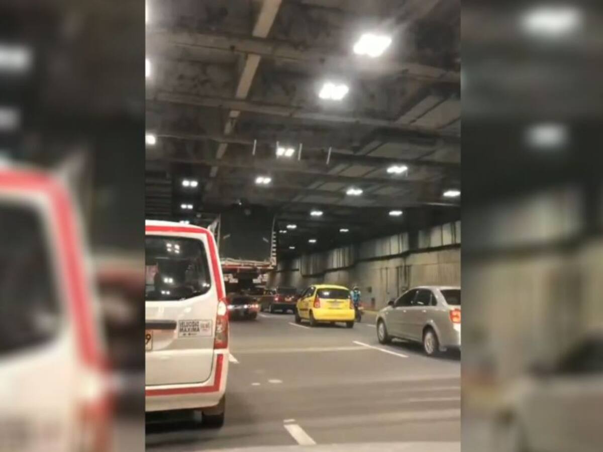 Grúa se atasca en el túnel mundialista al llevar un camión en su planchón