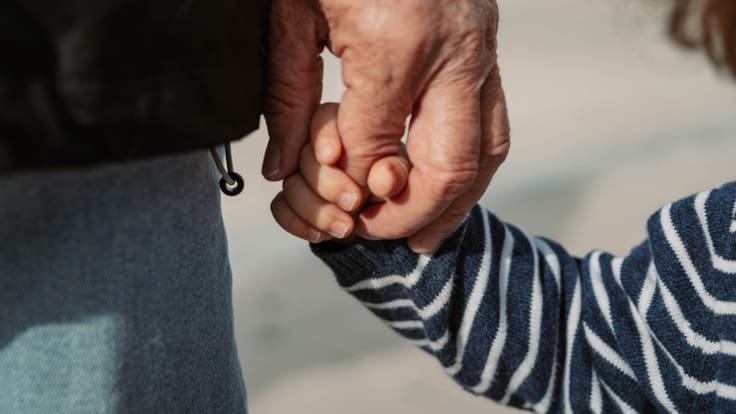 Abuelos en Suecia cobrarán por cuidar a sus nietos: esto es lo que les pagarán