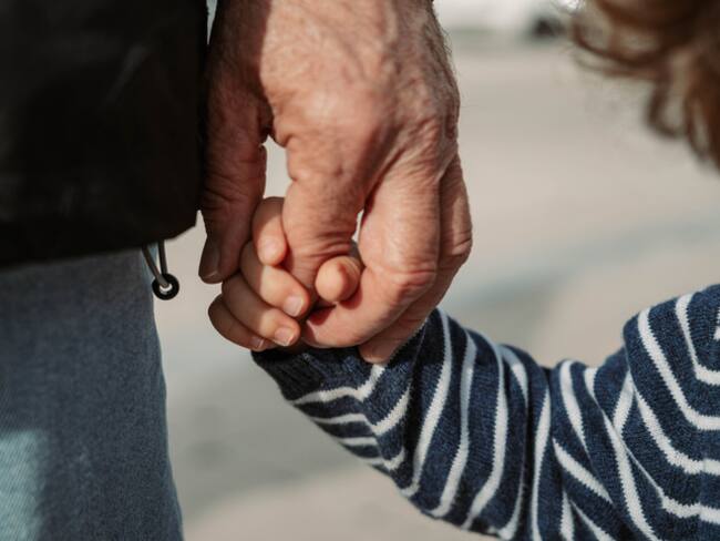 Abuelos en Suecia cobrarán por cuidar a sus nietos: esto es lo que les pagarán