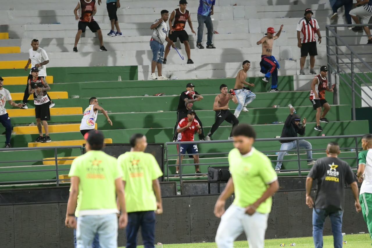 Hinchas del Junior se enfrentan con los Policías en el Estadio Armando Maestre Pavajeau / Colprensa.