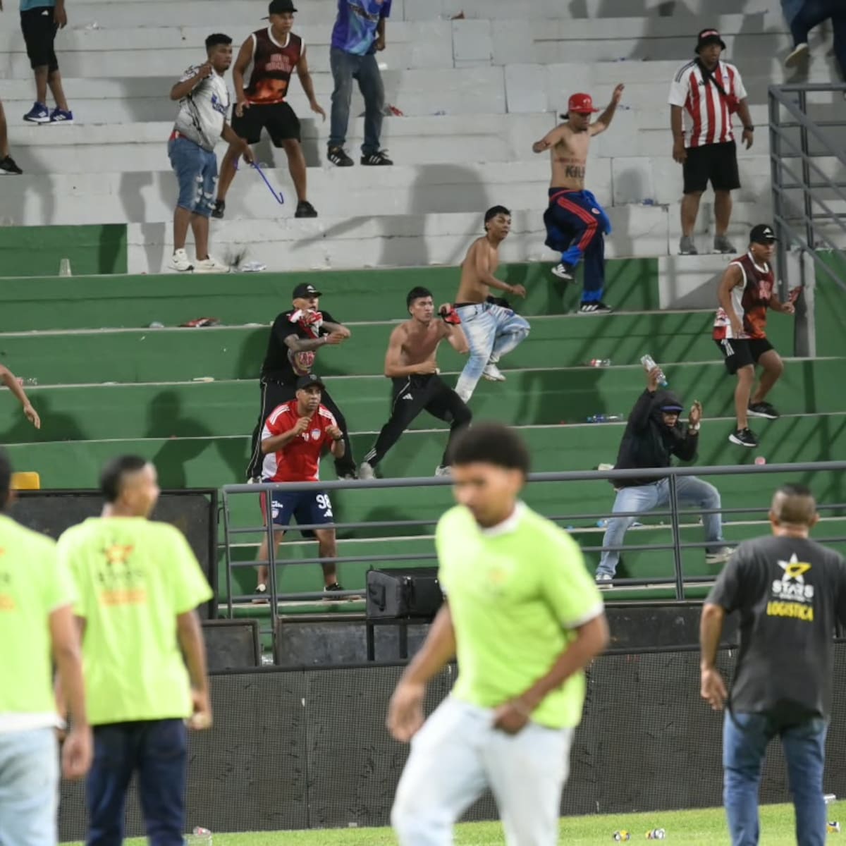 Hinchas de Junior se enfrentaron con la Policía de Valledupar, en pleno estadio Armando Maestre