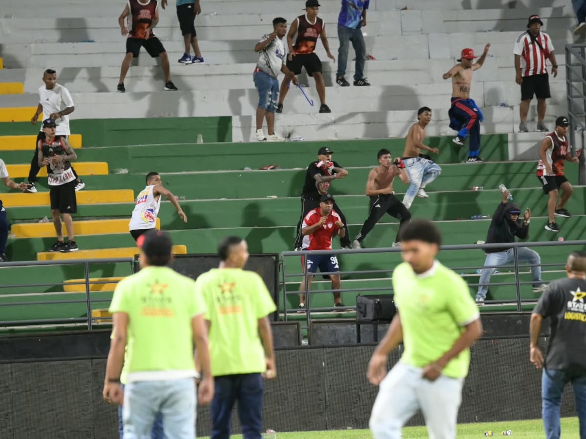 Hinchas de Junior se enfrentaron con la Policía de Valledupar, en pleno estadio Armando Maestre