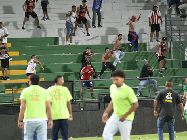 Hinchas del Junior se enfrentan con los Policías en el Estadio Armando Maestre Pavajeau / Colprensa.