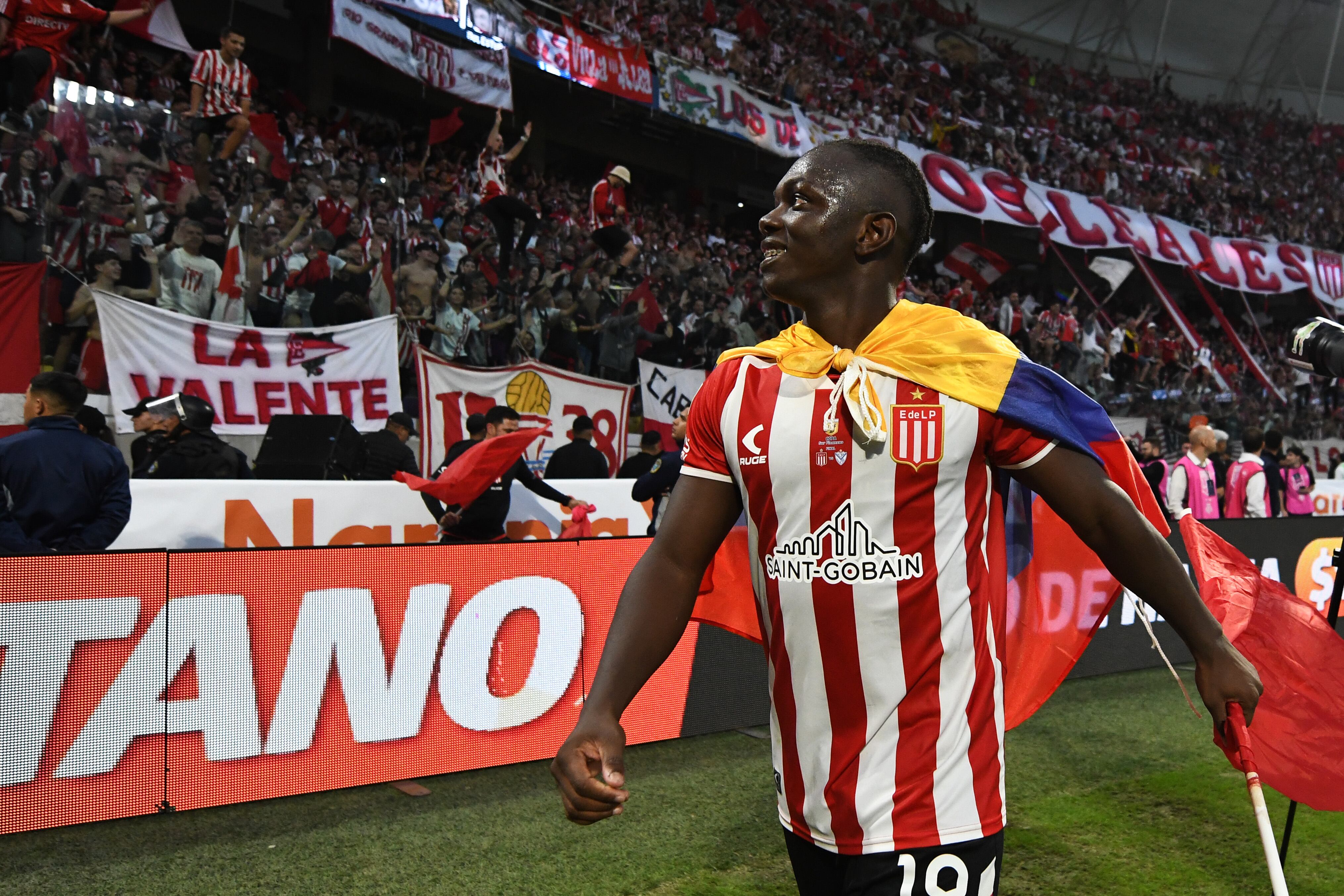 SANTIAGO DEL ESTERO, ARGENTINA - MAY 05: Edwin Cetre of Estudiantes celebrates after winning the final match of Copa de la Liga Profesional 2024 between Velez and Estudiantes at Estadio Unico Madre de Ciudades on May 05, 2024 in Santiago del Estero, Argentina. (Photo by Joaquín Camiletti/Getty Images)