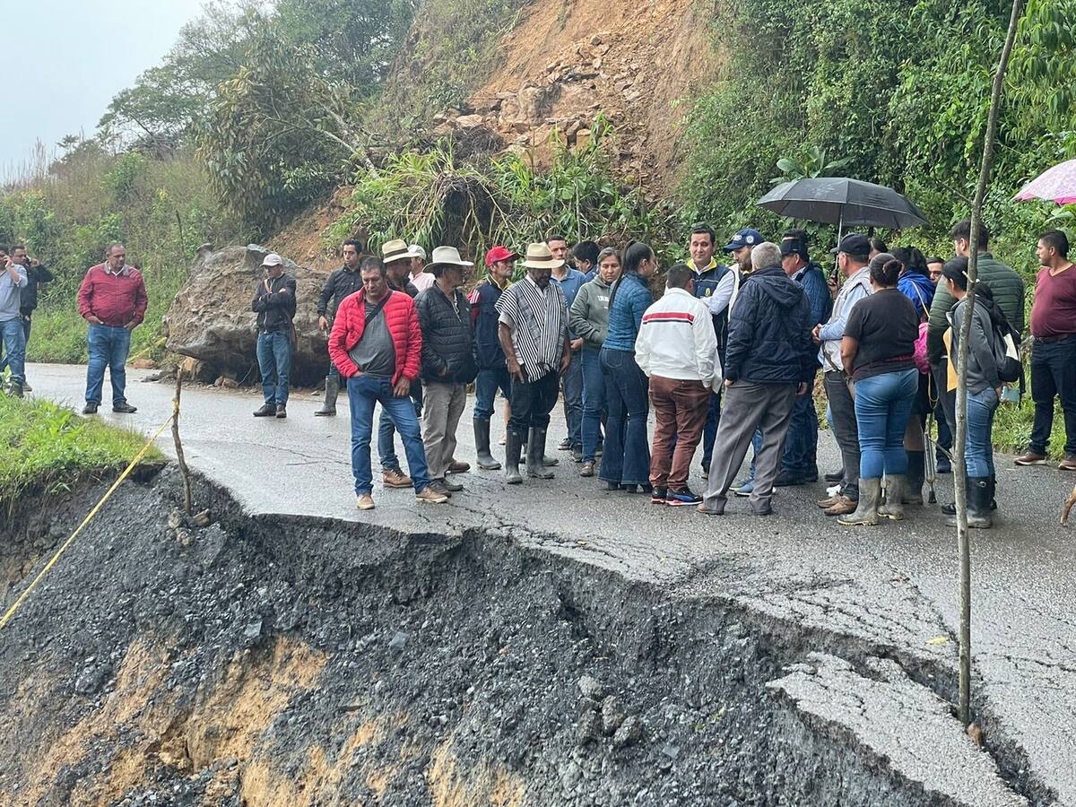 Más de 6.000 personas incomunicadas por derrumbe en la vía Guavatá - Puente Nacional