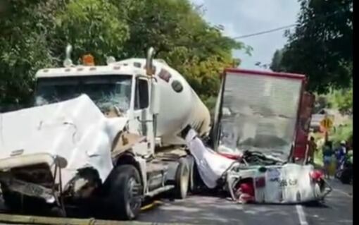 Choque de dos camiones en Santander