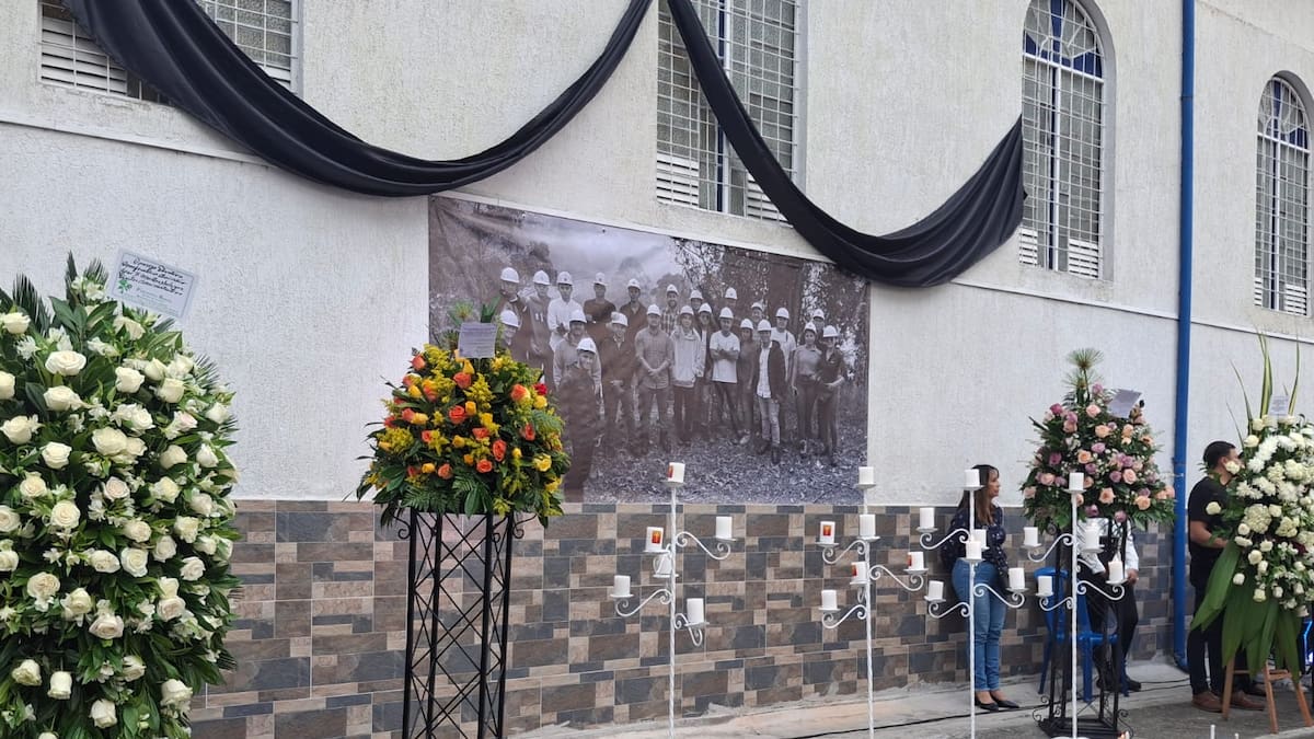 Multitudinaria velatón en memoria de las 10 víctimas fatales en accidente de Tránsito en La Línea