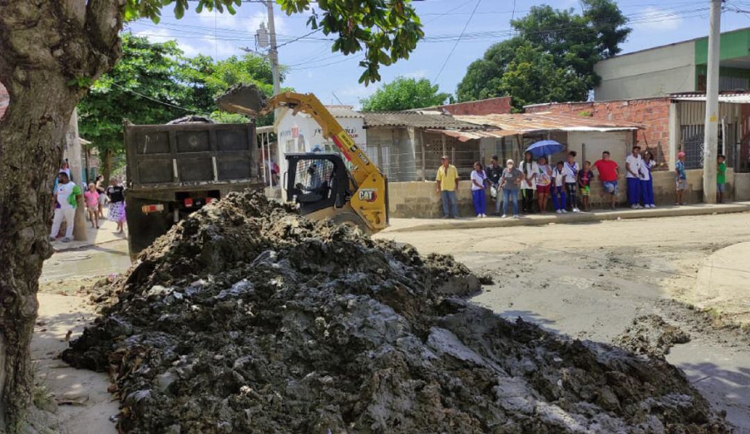 Los trabajos buscan reacomodar los niveles de las vías que impiden que el agua logre evacuar correctamente en el sector Nuevo Horizonte