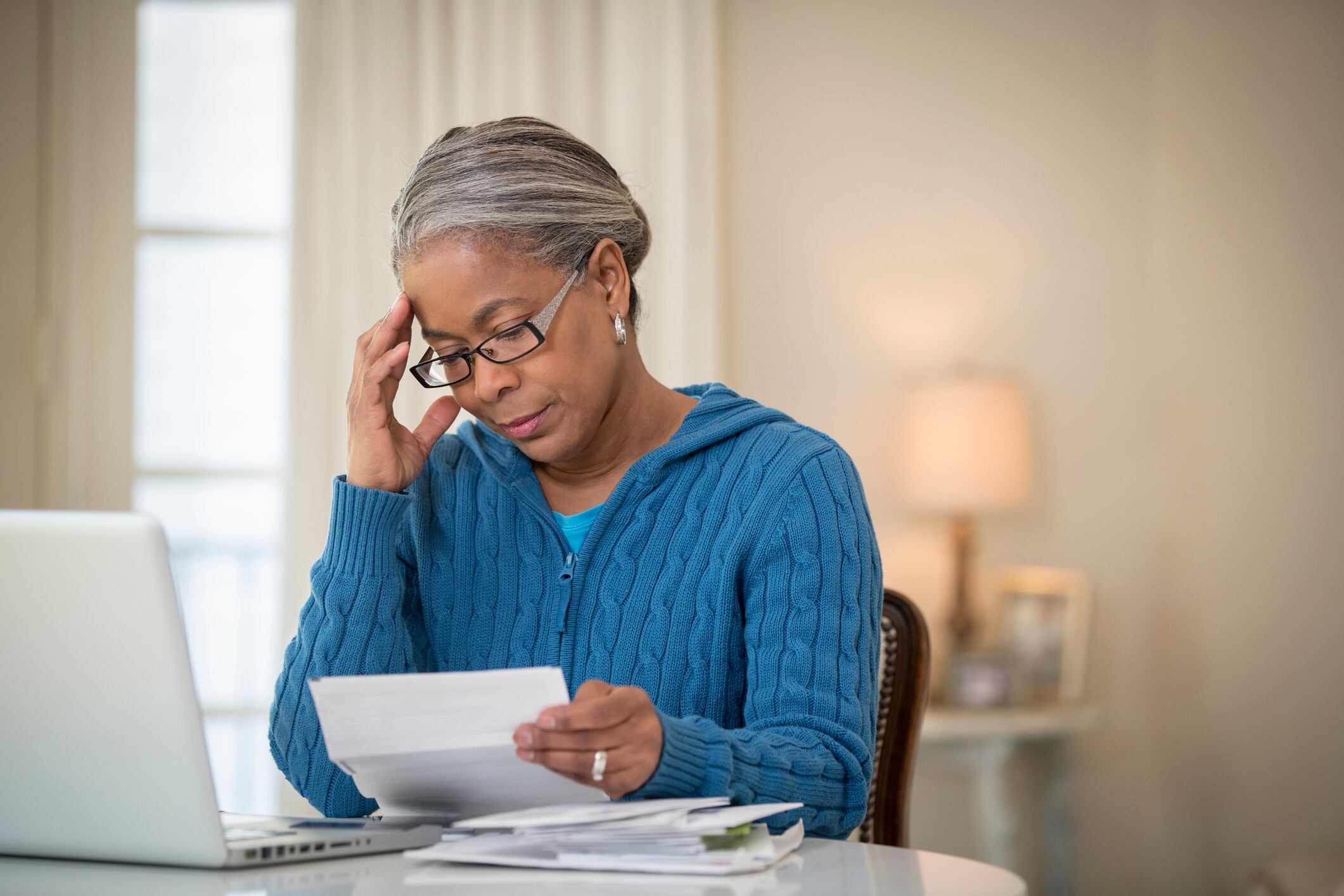 Mujer leyendo los requisitos de la pensión, imagen de referencia // Getty Images