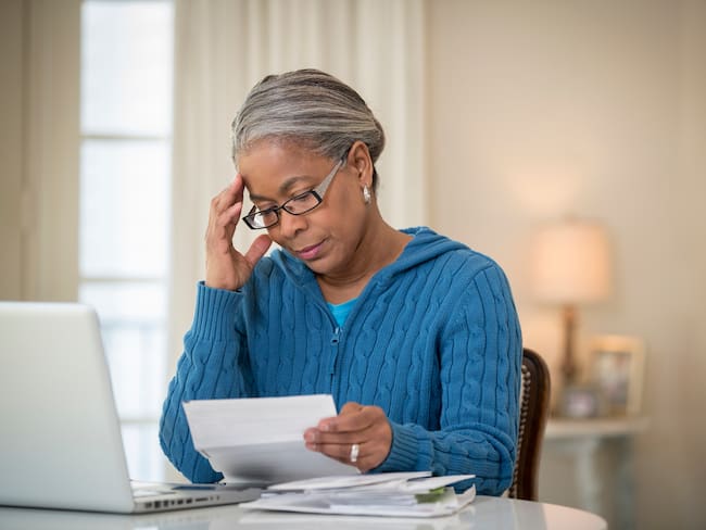 Mujer leyendo los requisitos de la pensión, imagen de referencia // Getty Images
