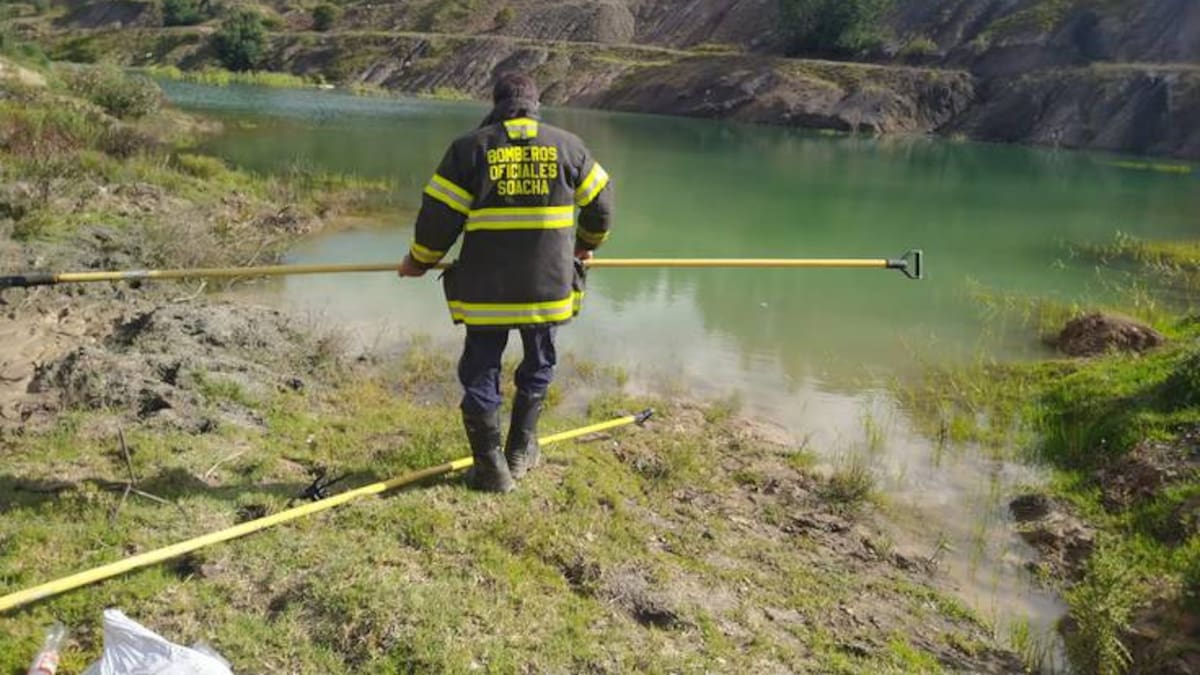 Equipo de buzos siguen la búsqueda del joven ahogado en un lago de Soacha