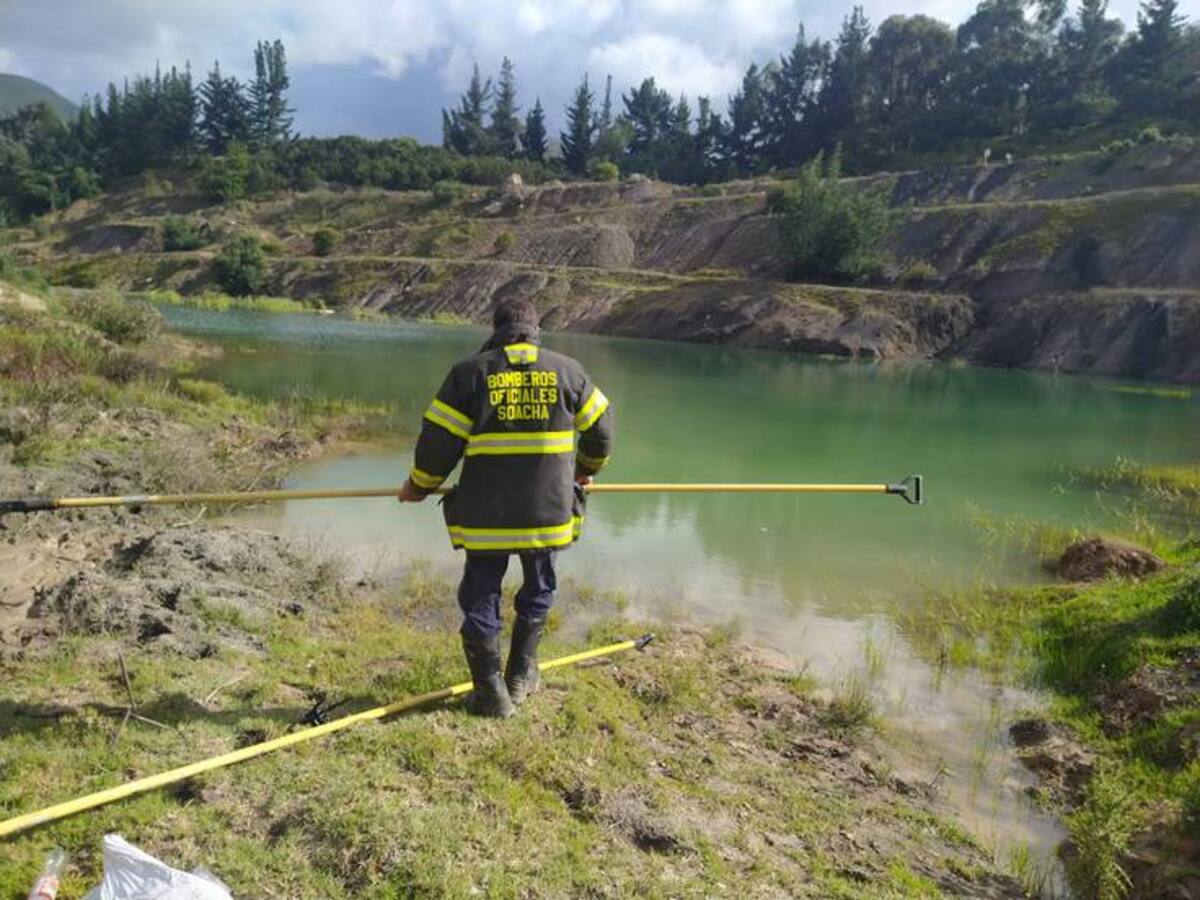 Equipo de buzos siguen la búsqueda del joven ahogado en un lago de Soacha