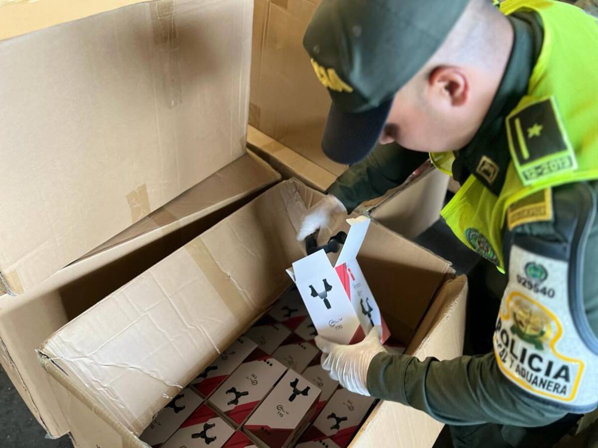 Policía Fiscal y Aduanera incautó 23 mil accesorios para celulares en Cartagena