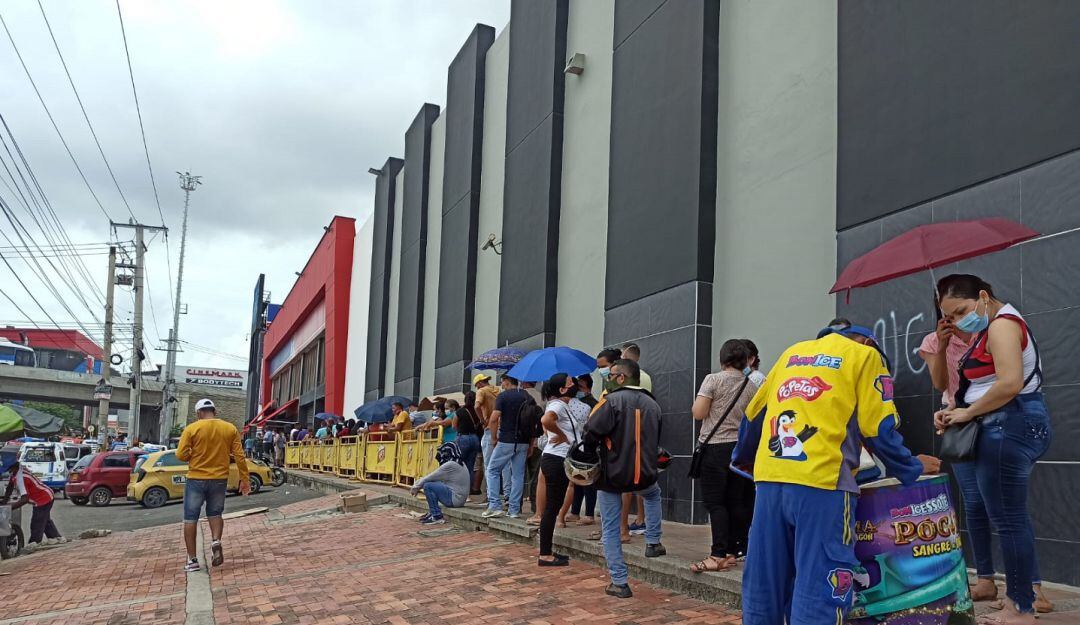 Filas en centro comercial en Soledad