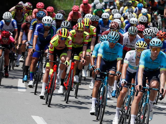 AMDEP6846. COTA (COLOMBIA), 10/02/2024.- Corredores compiten en la quinta etapa de la carrera ciclística Tour Colombia 2024 hoy, en Cota (Colombia). EFE Carlos Ortega