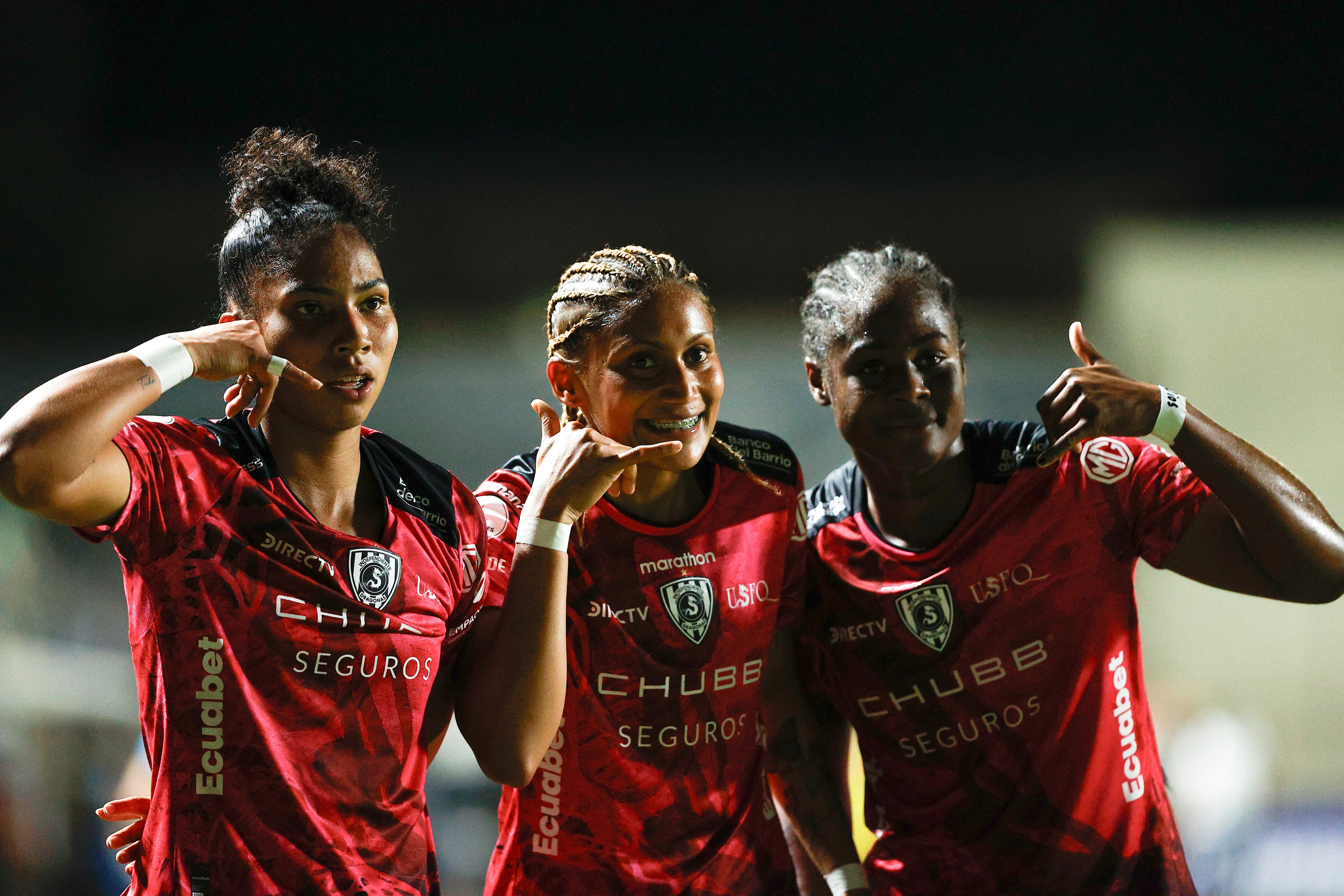 AME6859. YPANÉ (PARAGUAY), 13/10/2024.- Nayely Bolaños (i) del Independiente del Valle celebra con sus compañeras un gol ante el Deportivo Cali este domingo, en un partido de los cuartos de final de la Copa Libertadores Femenina entre Deportivo Cali e Independiente del Valle en el estadio de Ypané (Paraguay). EFE/ Juan Pablo Pino