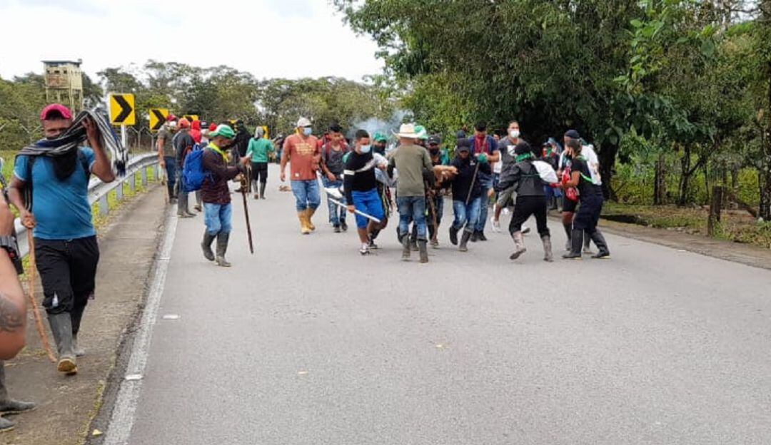 Los indígenas dicen que hay 23 heridos, mientras que Ejército habla de cinco soldados y un suboficial con lesiones.