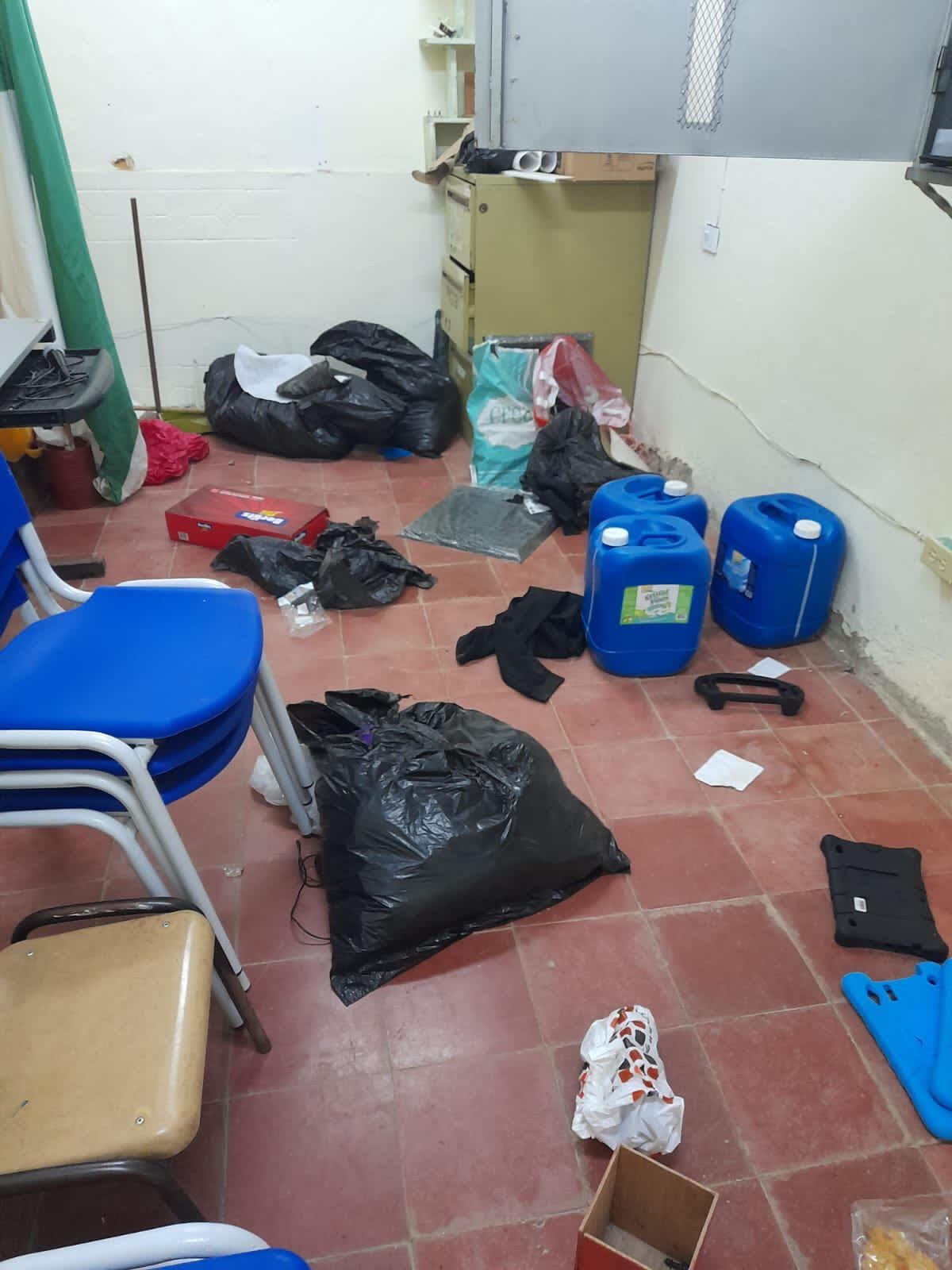 Los ladrones, además de robar los computadores, vandalizaron las aulas de clase. Cortesía: Alcaldía de Rionegro.