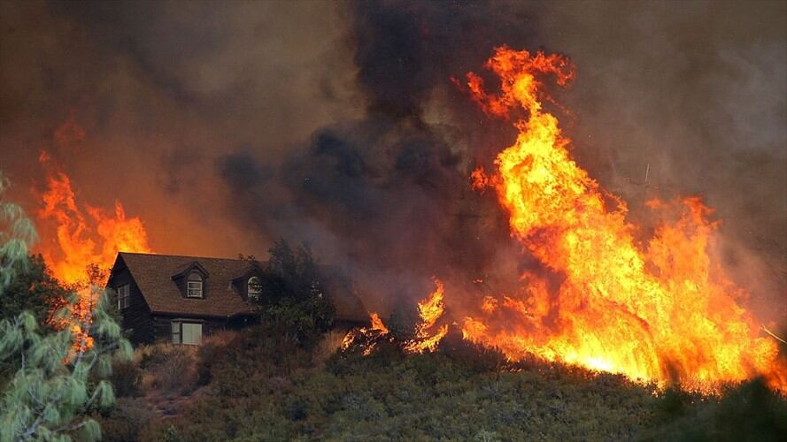 Víctimas mortales por los incendios de California ascienden a 40. Foto: Getty images.