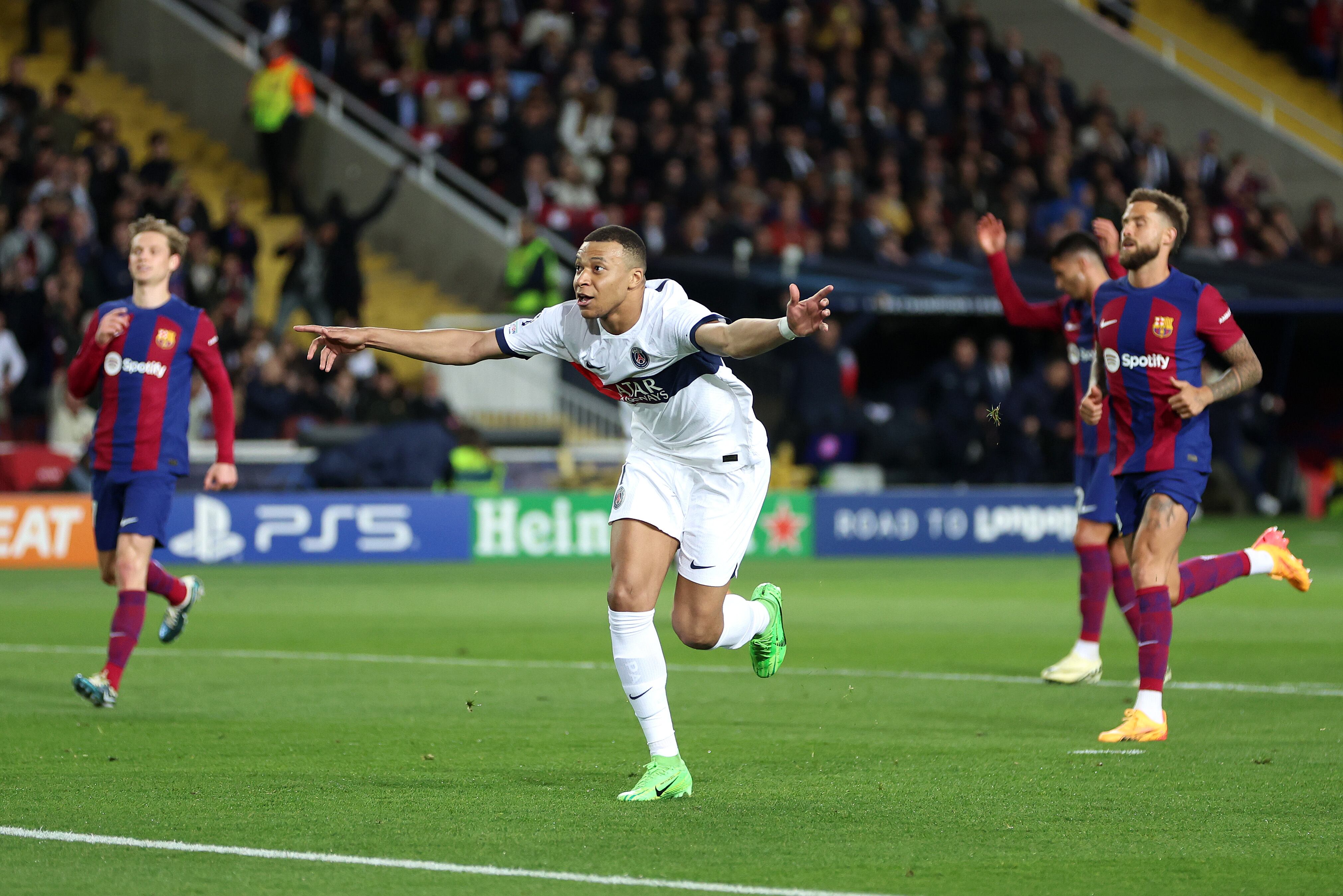 Kylian Mbappé celebra uno de sus goles ante el Barcelona. (Photo by Clive Brunskill/Getty Images)