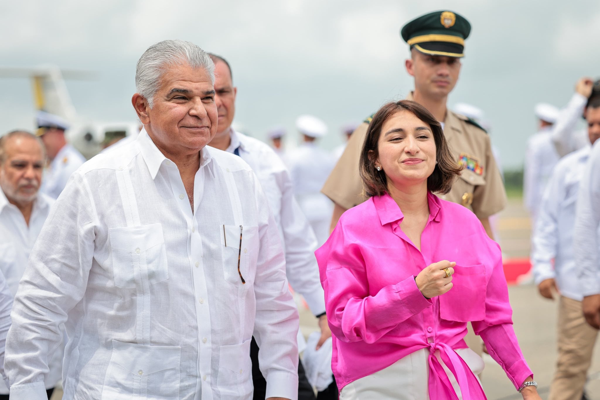 El presidente de Panamá, José Raúl Mulino, en compañía de la canciller de Colombia, Laura Sarabia.