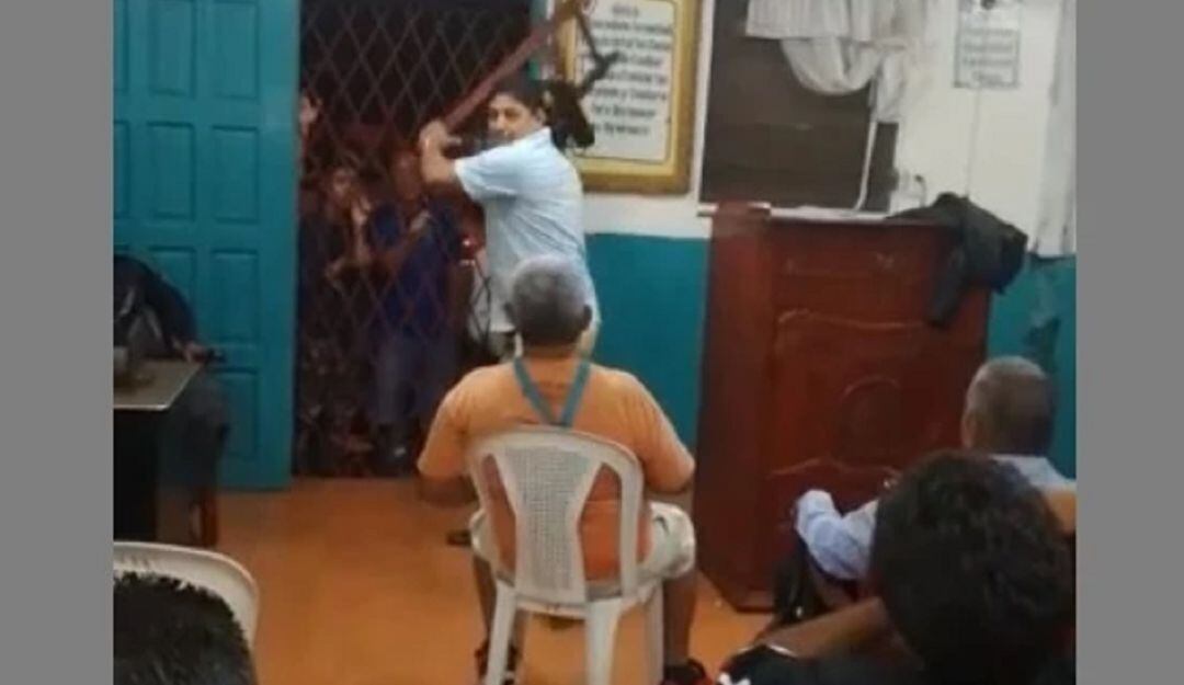 Video: Sujeto golpeó con una silla a adulto mayor en reunión