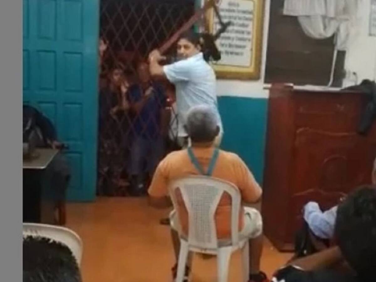 Video: Sujeto golpeó con una silla a adulto mayor en reunión