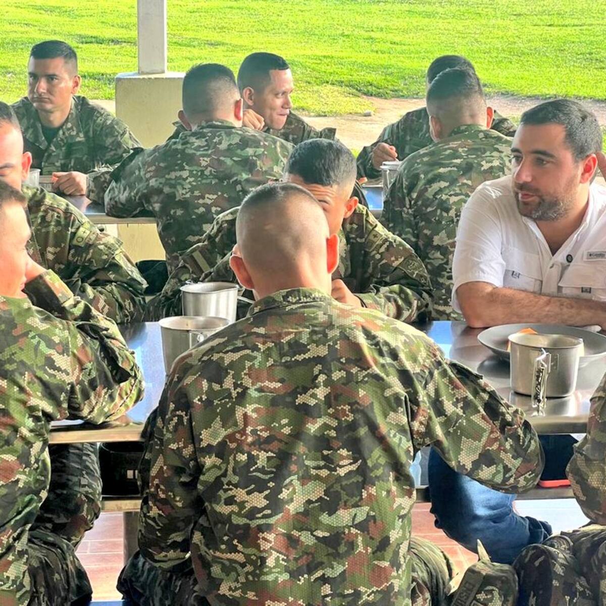 En Santa Rosa del sur, gobernador Yamil Arana compartió con soldados del Ejército