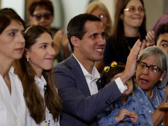 Juan Guaidó acompañado de su esposa, Fabiana Rosales, y de su madre, Norka Márquez, asiste a una misa este domingo, en Caracas (Venezuela).