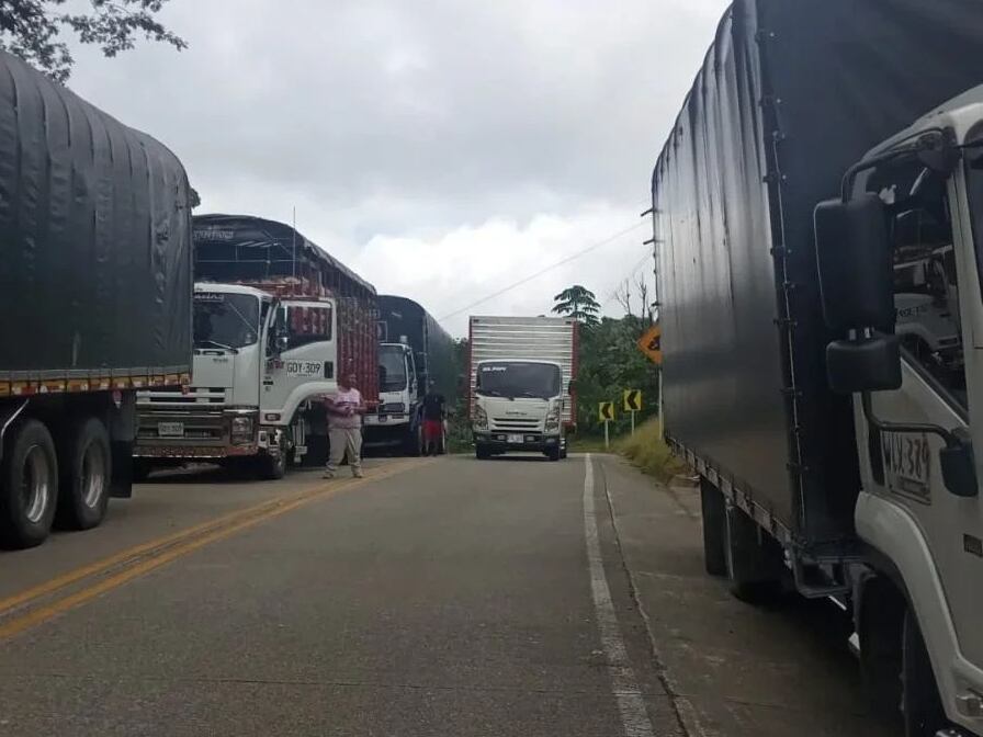Bloqueo de la vía Medellín-Quibdó sector 18- foto archivo de Publinoticias 