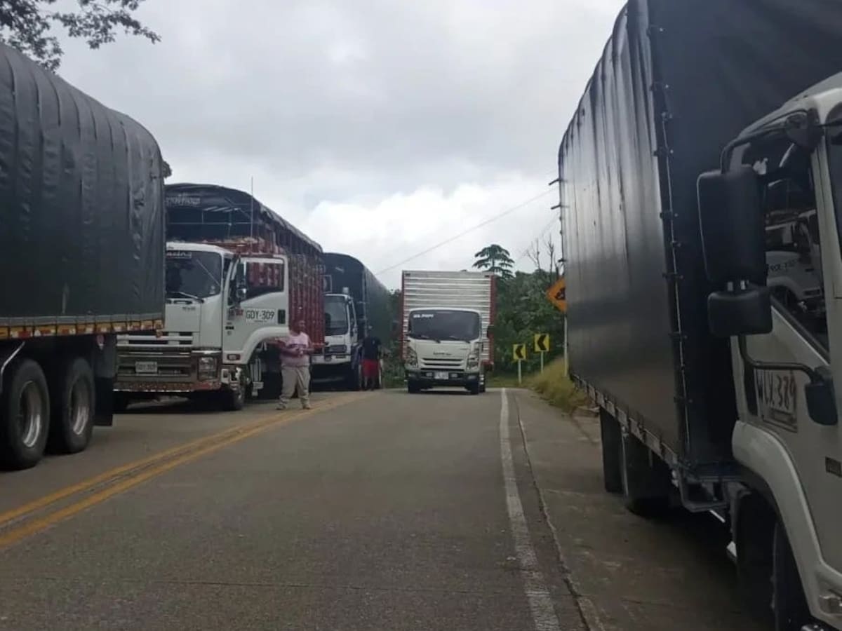 Por manifestación de una comunidad indígena, la vía Medellín-Quibdó está bloqueada