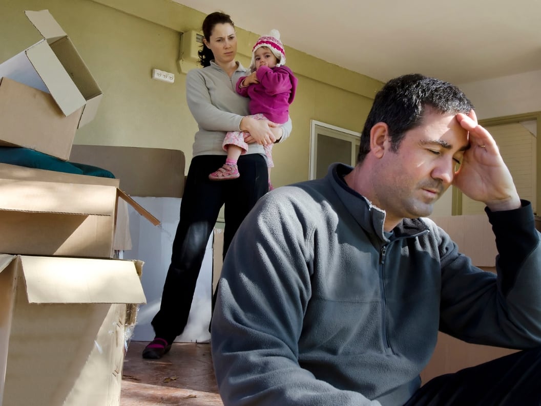 Inquilinos que deben salir de su casa por incumplimiento de arrendatario