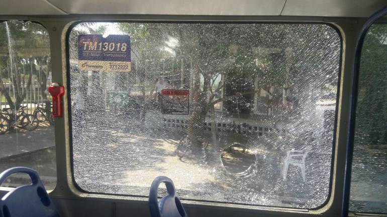 Así quedó el bus que cubría la ruta A2-1 Hipódromo que resultó afectado por protestas en Soledad.