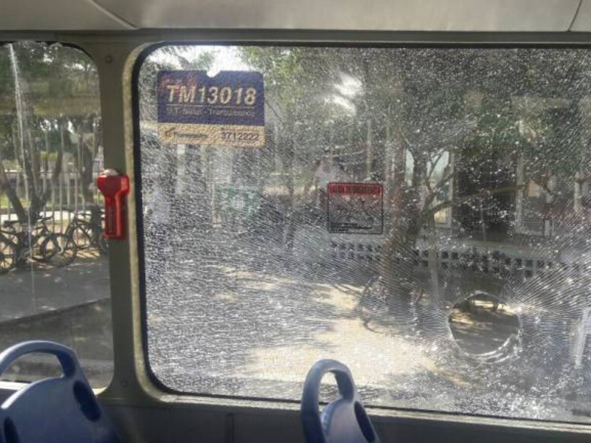 Atacan a piedras a buses de Transmetro en protesta de motocarros