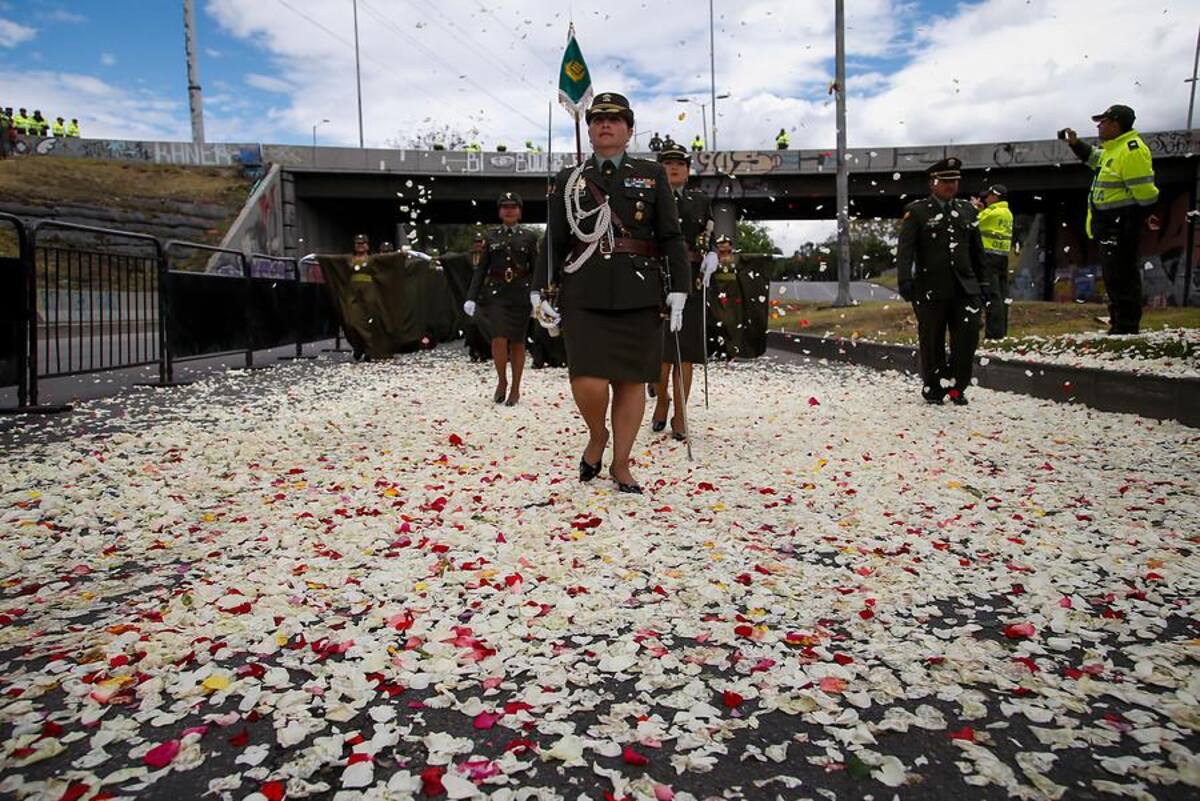 Miles de bogotanos salieron a las calles a observar el desfile del 20 de julio que realizan las Fuerzas Armadas Colombianas.