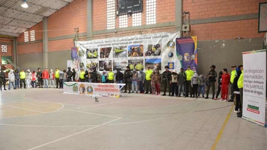Capturan a 34 presuntos integrantes de una banda dedicada al microtráfico en Antioquia. Foto: Policía Antioquia