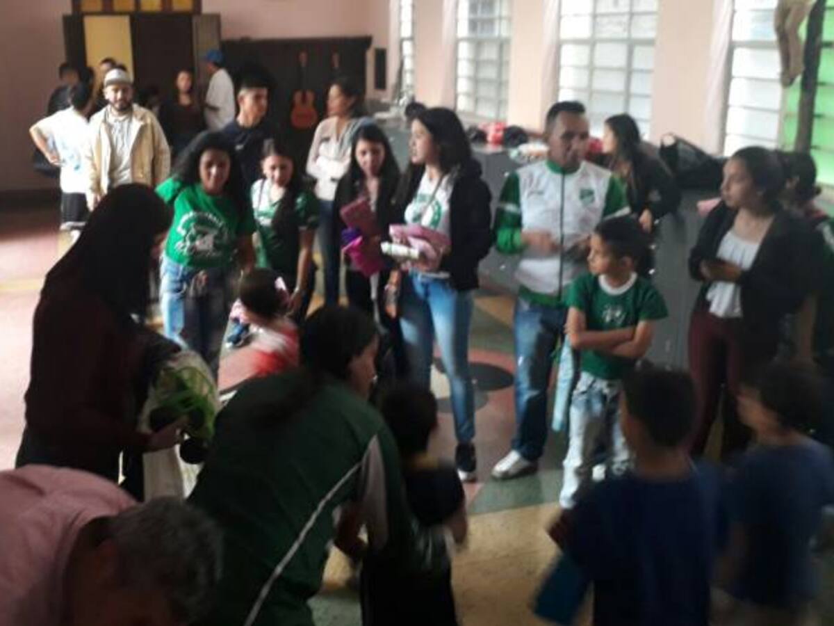 Barra brava del fútbol dejó a un lado las banderas y se dedicó a entregar regalos