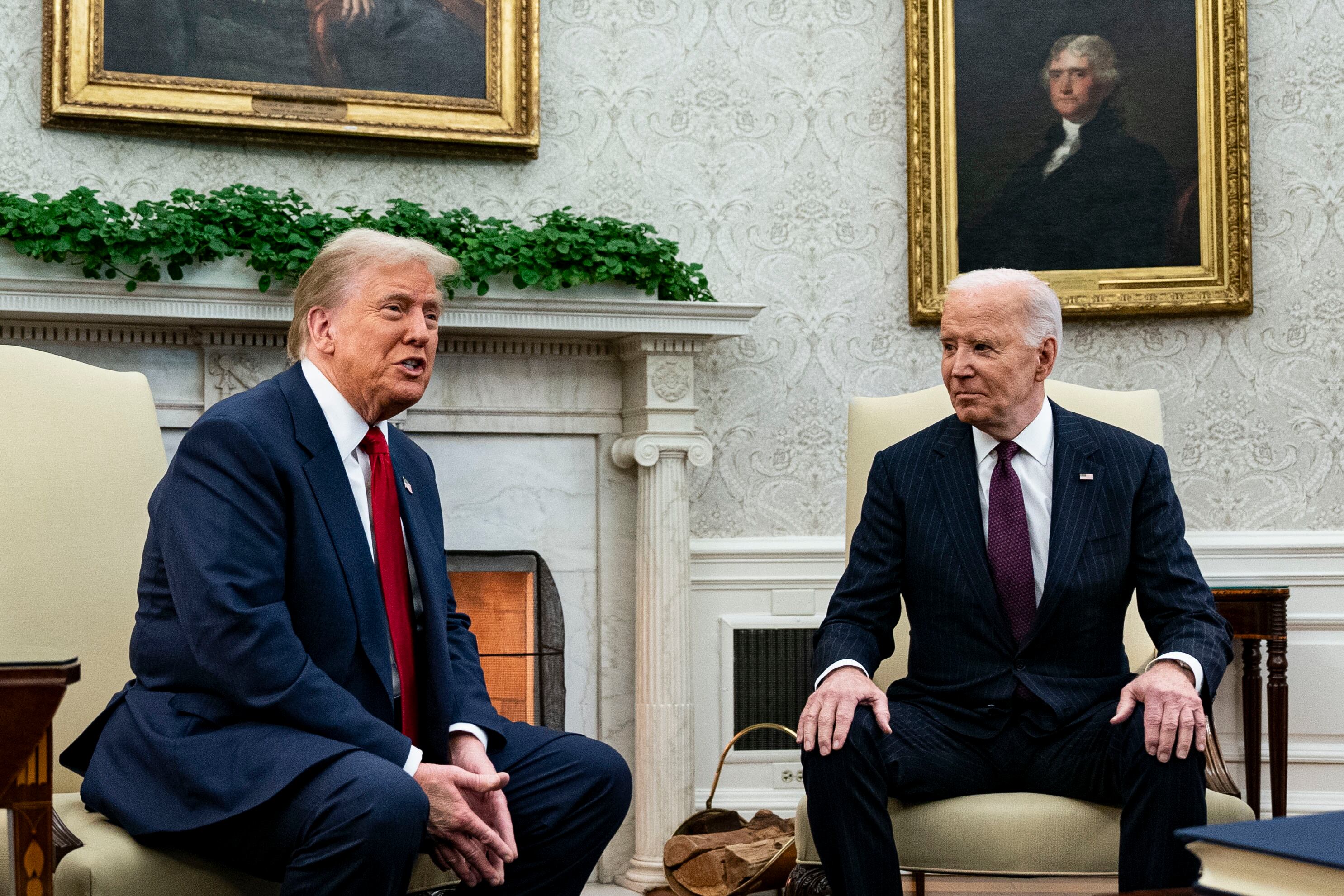 Washington, Dc (United States), 13/11/2024.- US President Joe Biden (R) and President-elect Donald Trump during a meeting in the Oval Office of the White House in Washington, DC, USA, 13 November 2024. Biden will argue in favor of continued US aid to Ukraine during the transition to President-elect Donald Trump's administration, according to national security advisor Jake Sullivan. (Ucrania) EFE/EPA/AL DRAGO / POOL