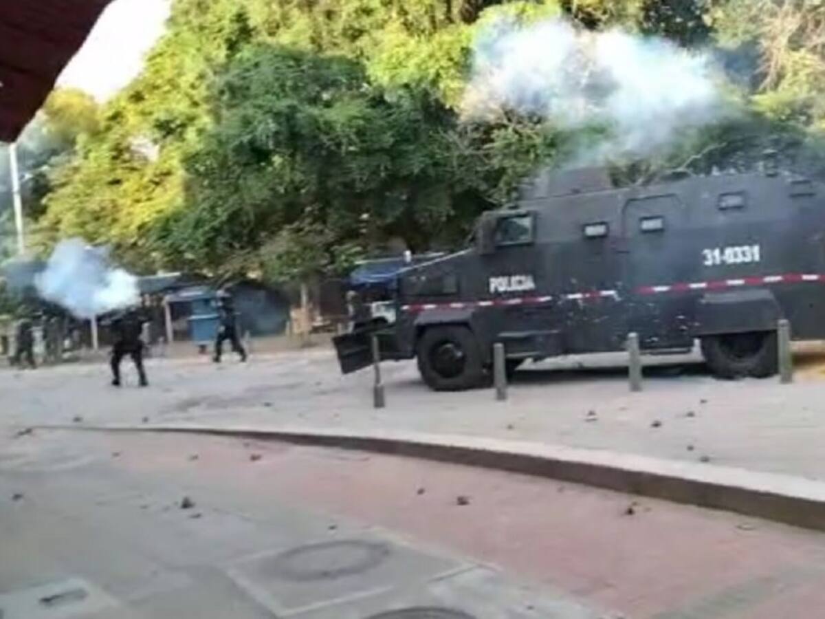 Se presentan enfrentamientos entre la policía y encapuchados en la UIS